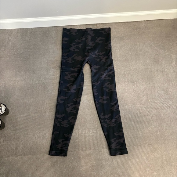 SPANX Black High Waisted Camouflage Leggings Large - Picture 1 of 4
